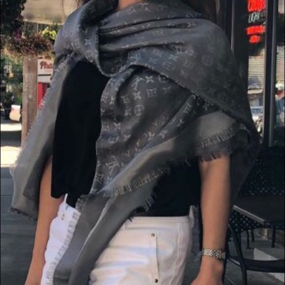 Louis Vuitton Monogram Shine Shawl - Picture 3 of 13